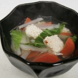 ラー油でピリ辛♪野菜と鶏だんごの塩スープ
